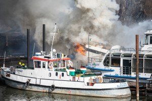 Több milliárdot érő luxushajó égett porig Budapesten, a Dunán-Fotók