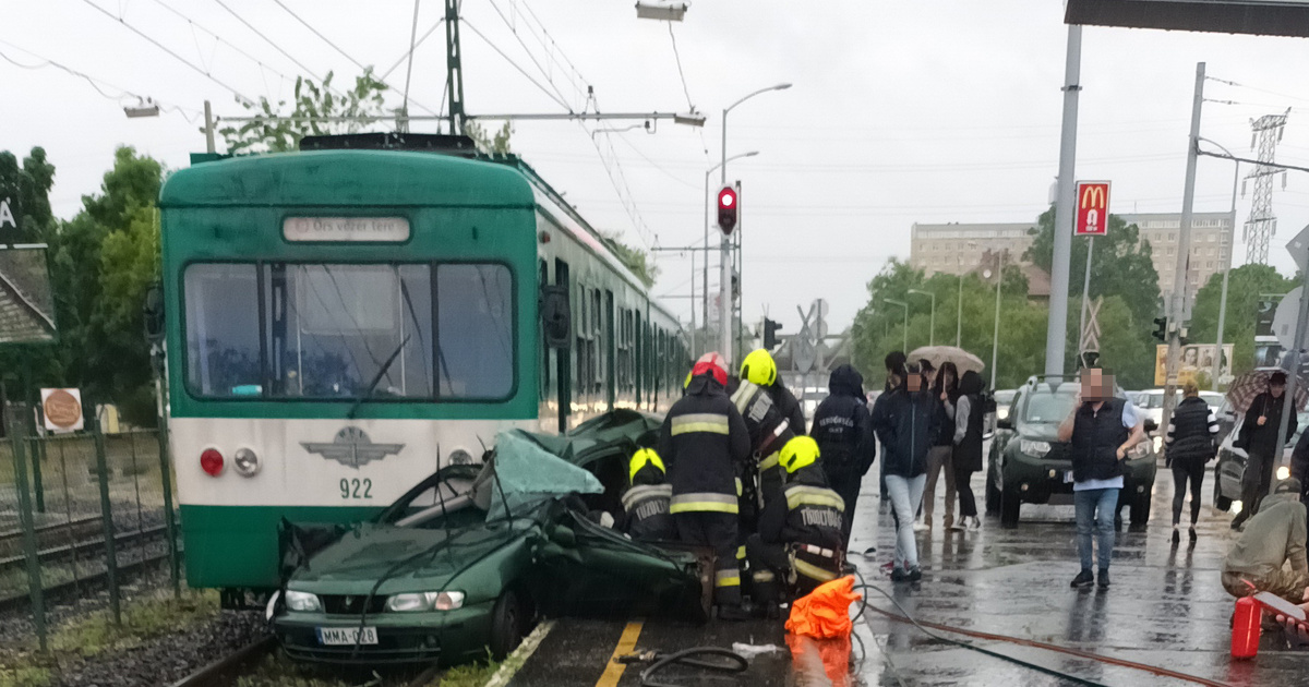 Index - Belföld - HÉV elé hajtott egy autó Budapesten, meghalt az egyik utas