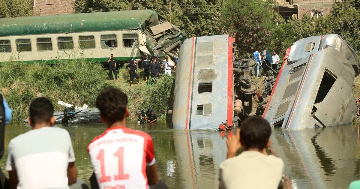 Az egyiptomi vasúti baleset borzalmai: katasztrofális képek a vízbe zuhant kocsikról