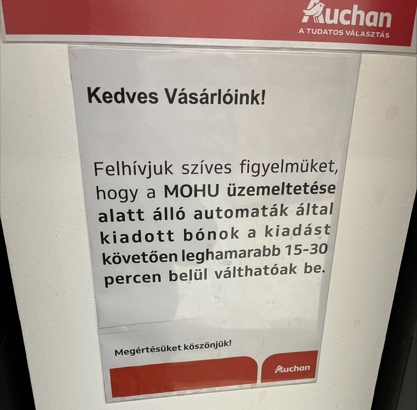 A fóti Auchan áruházban olvasható üzenet, miszerint a MOHU üzemeltetése alatt álló automaták által kiadott bónok a kiadást követően leghamarabb 15-30 percen belül válthatóak csak be.